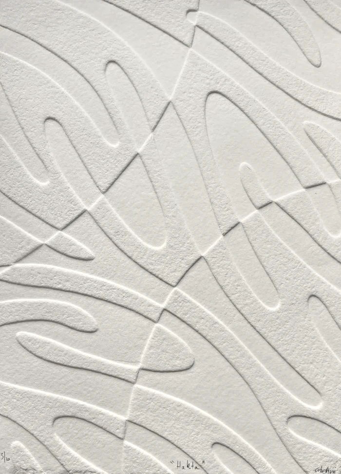 Gravure blanche gaufrée « Hakta », courbes entrelacées en relief