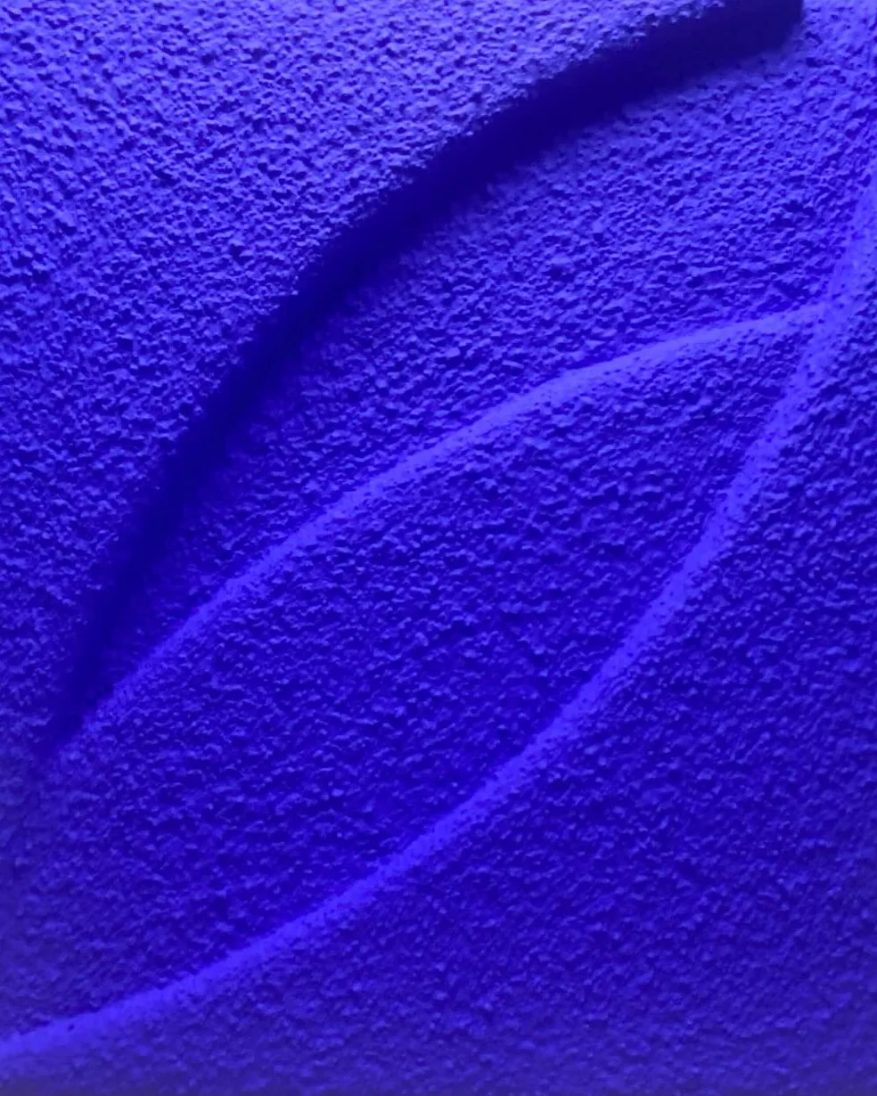 Surface veloutée d'un relief bleu pigmenté