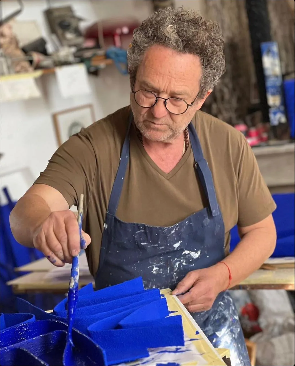 René Galassi dans son atelier, pinceau à la main